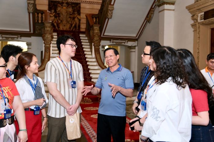 Chủ tịch UBND thành phố Hồ Chí Minh Phan Văn Mãi trò chuyện với du khách tham quan 